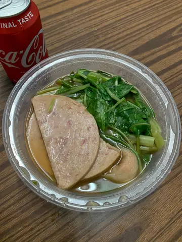 （三餸）餐肉、通菜、魚皮餃