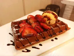 士多啤梨窩夫配芒果雪糕