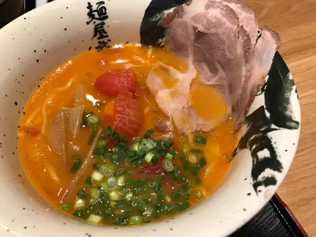  噢！真係同以前間分店好唔同，餸又唔同，個湯都唔同，食落都好唔同⋯⋯失望。  塊叉燒薄到有點過份，但味道ok嘅。