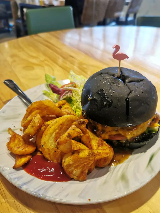 安格斯牛肉手工竹炭漢堡配脆薯