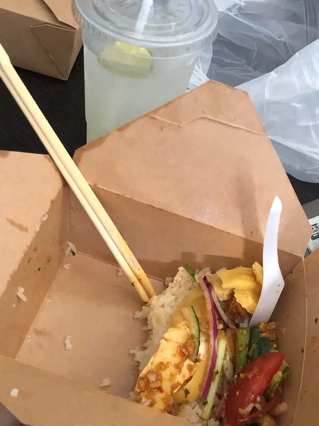 都係海南雞飯，加青檸梳打