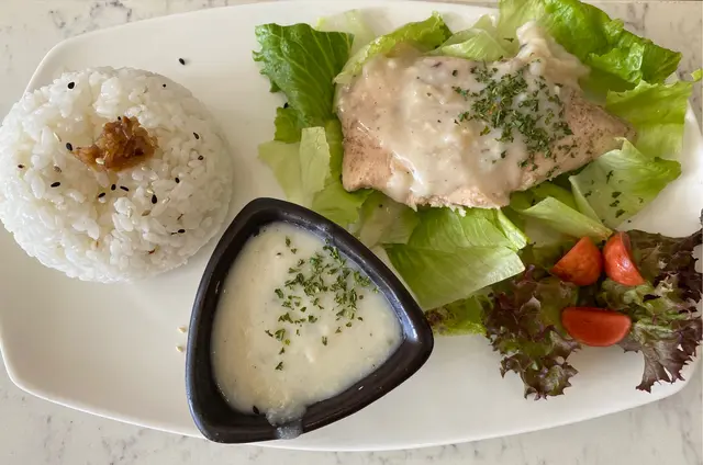 慢煮雞肉配卡邦尼汁