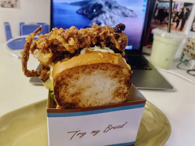 脆炸軟殼蟹滑蛋吐司