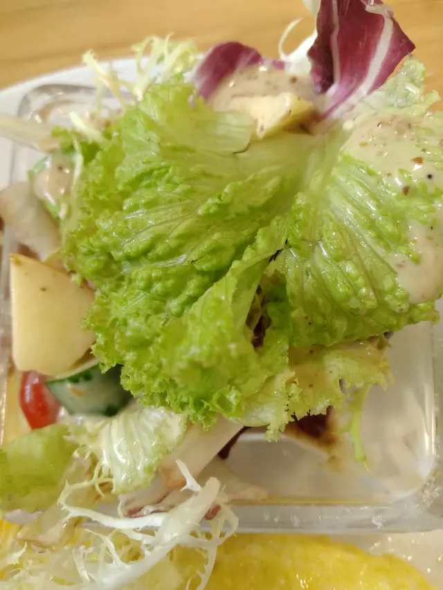 沙律是稍為玲瓏的份量，但確確實實是相當清新爽脆新鮮。
