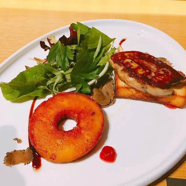 香煎鴨肝配紅酒蘋果野莓醬松露