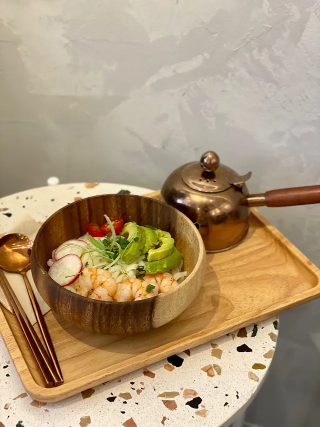 龍蝦湯配牛油果大蝦稻庭烏冬
