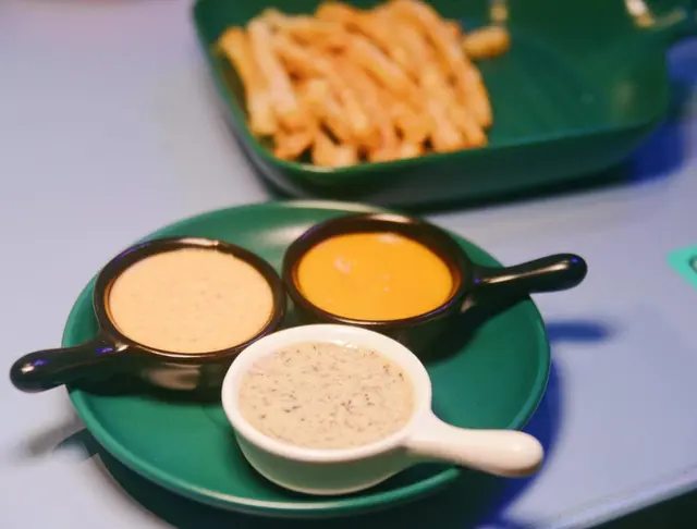 魚肉薯條可以揀３種醬汁，個人最愛雙子醬。