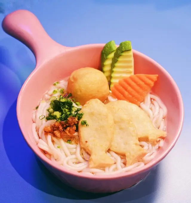 呢款似魚蛋粉，但魚型魚蛋內有流心芝士餡，好特別。