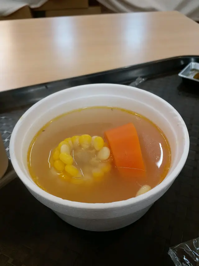 好少例湯有咁大既紅蘿蔔同甜粟米