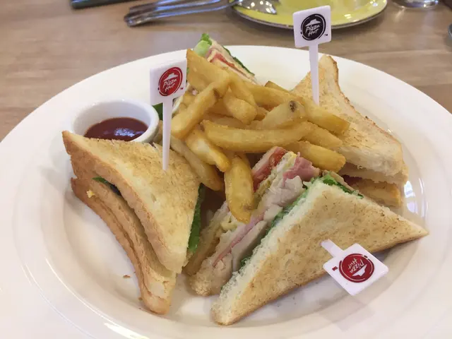 公司三文治配薯條