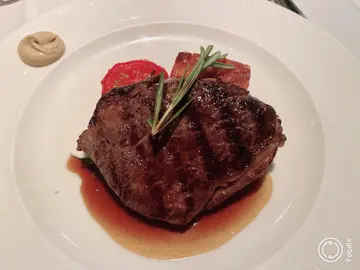 炭烧澳洲和牛肉眼扒(M7)配红酒汁
