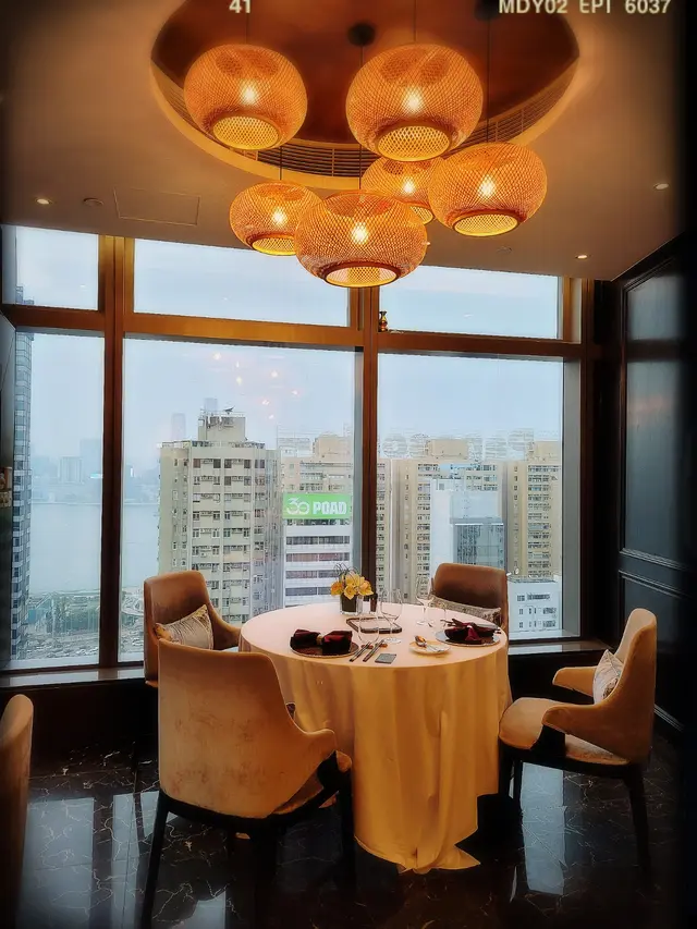用餐大堂樓底高高,配上落地玻璃可觀賞高層景色