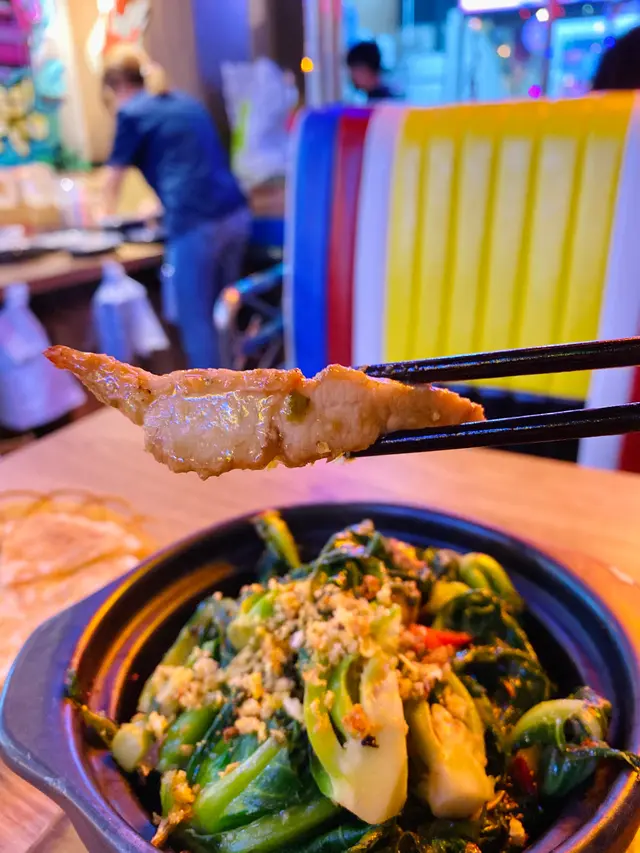 豬頸肉啫椰菜苗煲