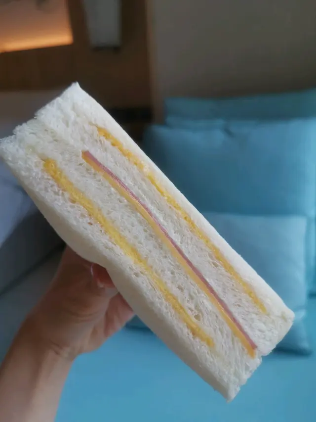 餡料同招牌火腿1樣有3層 蛋 火腿 蛋
但分別係多1塊芝士