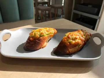 牛油果素吞拿鱼芝士焗法包