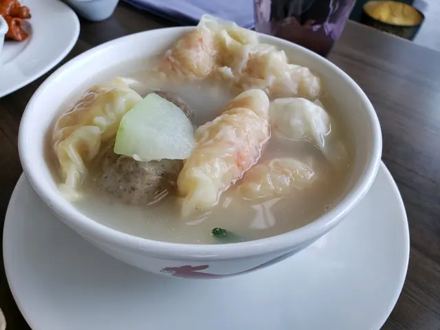 大蝦雲吞加自選丸仔併豬骨湯