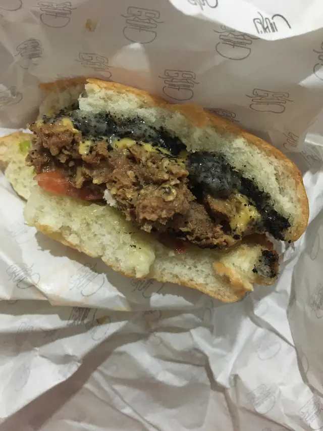 黑松露醬好濃，麵包比想像中好食。唯一比期望差嘅係牛patty完全冇牛味，所以我覺得我係食緊肉腸burger...lol