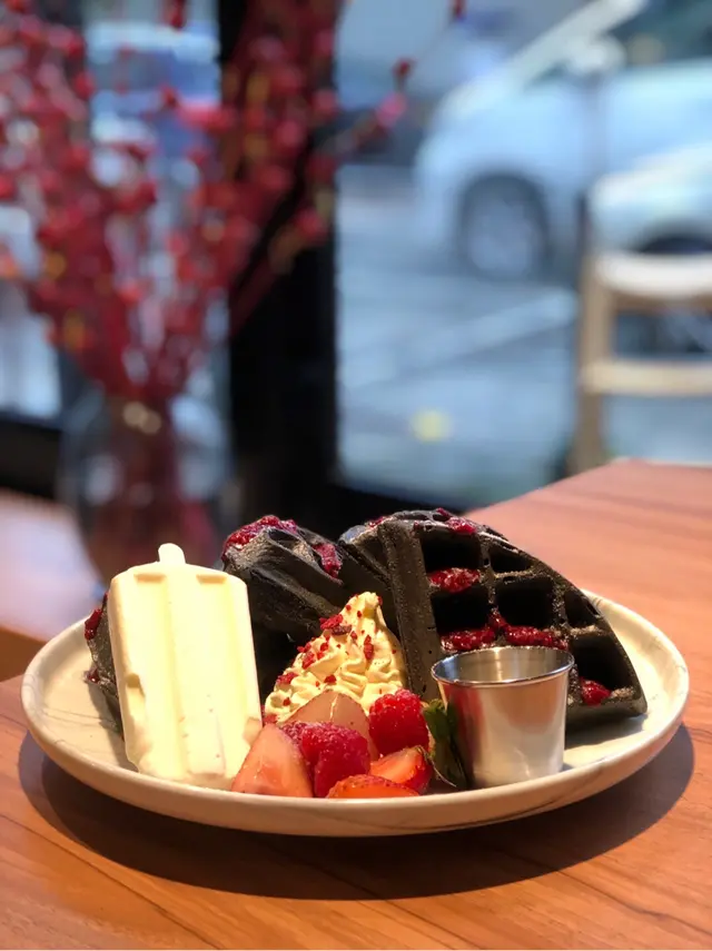 自家制牛奶雪條配竹碳糯米窩夫