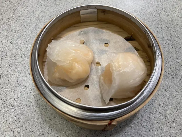 蝦餃皇及蟹籽燒賣皇,兩款點心都好足料,好有高級酒樓入面嘅水準。