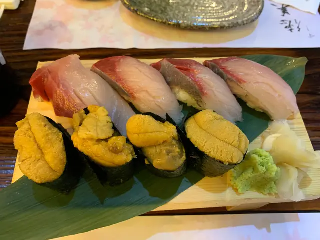 海膽軍艦和油甘魚壽司