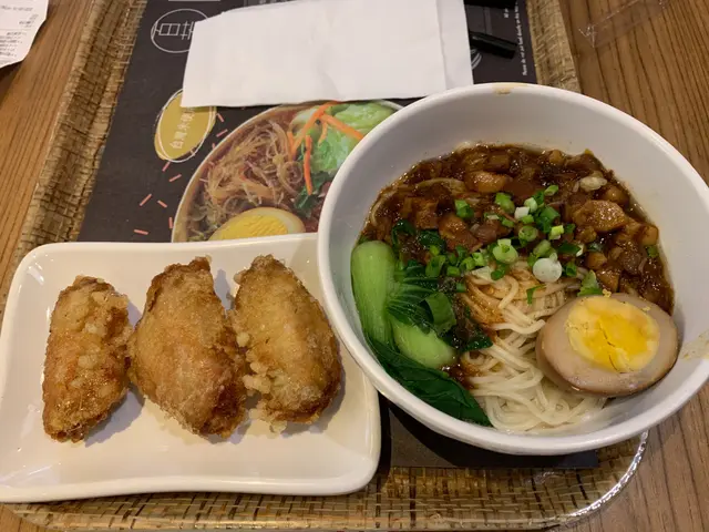 炸雞翼肉燥乾拌麵