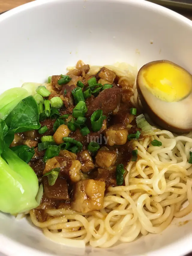 香酥豬扒肉燥乾拌麵