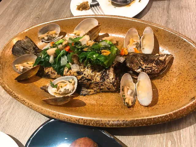 烤焗盲鰽魚伴檸檬莞茜牛油煮海蜆