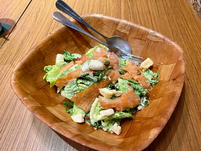 煙三文魚配凱撒沙律