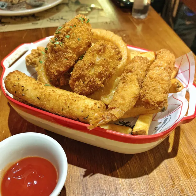 輕食拼盤 (薯條、雞翼、炸蝦、芝士條、炸蠔、洋蔥圈)