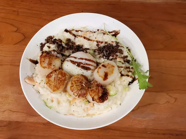 整體都幾好食個汁同元貝都好食，但有啲黑色一粒粒既配料唔係幾好咬口，口感一般。