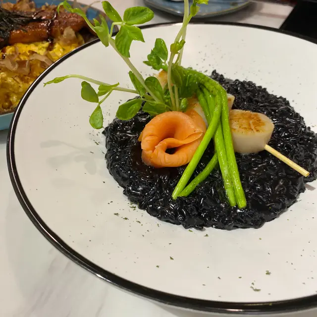 墨汁意大利飯配北海道刺身帶子及煙三文魚