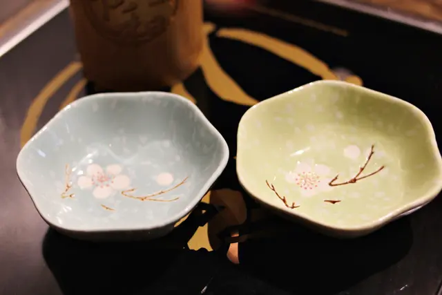 講下套餐有咩食先，沙律，前菜，燒蠔，天婦羅，石燒牛扒，鍋物壽喜燒，燒飯團茶漬飯
仲有甜品日本紅豆年糕，酒水另計，但呢度酒又係特色之一，幾十款唔同既日本酒選擇！
單點類：刺身，沙律，日式前菜小吃（和牛他他，炸雞，枝豆等等）
刺身類：　日盛／月盛，空運活魚刺身拚盤／海膽 
