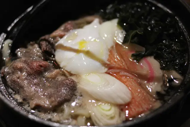 鍋燒烏冬麵 
醬油濃湯,近似壽喜燒湯底,甜甜地有醬油香氣,中間仲有隻半熟蛋,蟹柳,嗚門卷片,和牛片,蔥等
鍋上,食到尾都係熱既,烏冬份量多,吸飽湯料,烏冬係嫩滑中帶少少彈性,一個字正
極速掃清無得剩,和牛片夠曬肥同滑,主食類都幾推薦呢一款