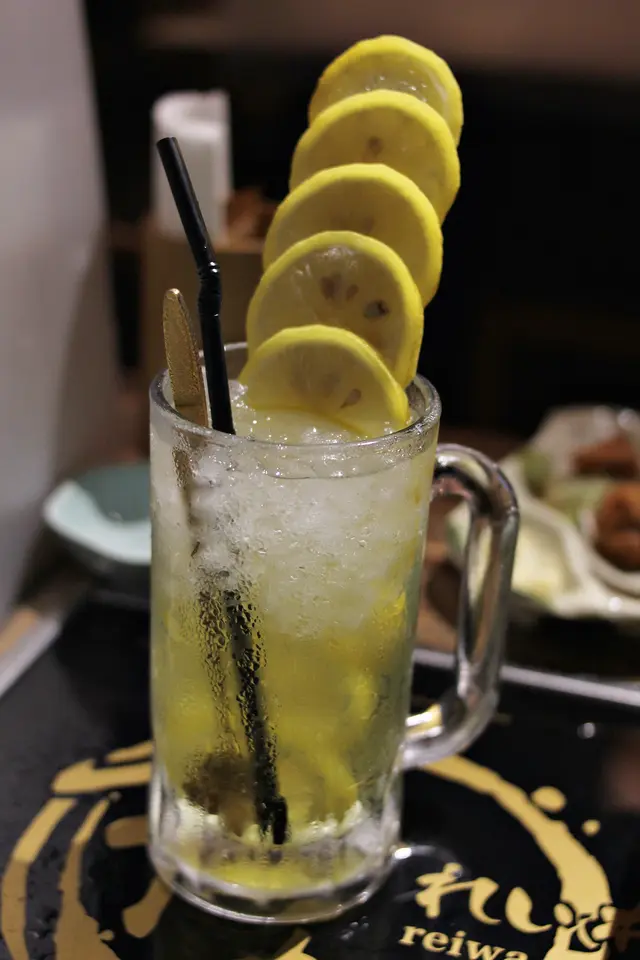 青檸SODA /鮮檸檬燒酒SODA $28 +58  
個檸檬燒酒梳打估佢唔到,先將D檸檬雪成冰,放入杯上,個賣相好浮誇~但我鐘意
燒酒加新鮮酸香清爽既檸檬,加梳打,比起我係日本飲既完全無分別,好大杯好抵飲!!
