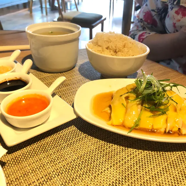 雞肉嫩滑、油飯夠香、三款醬汁非常好味、湯一般般