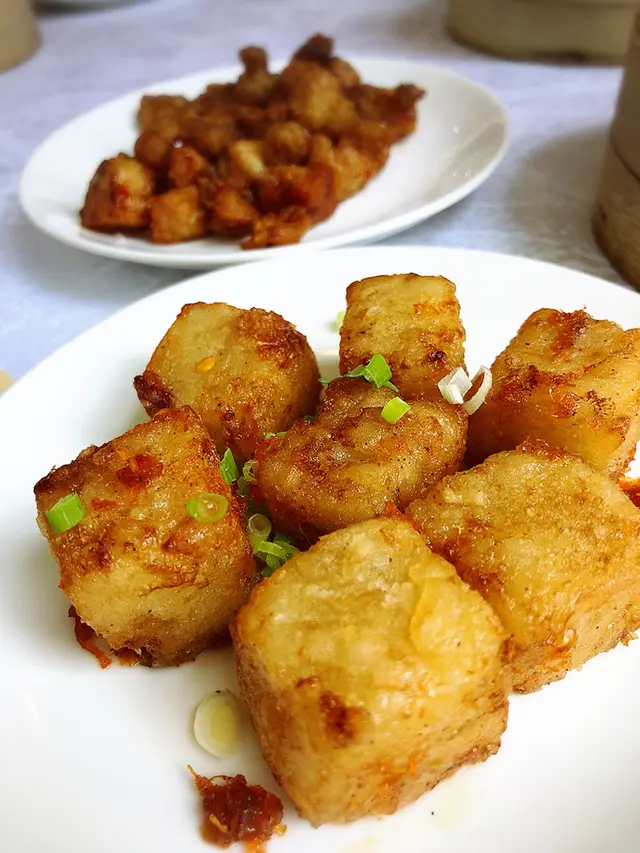 前：XO醬蘿蔔糕  後：椒鹽小排骨