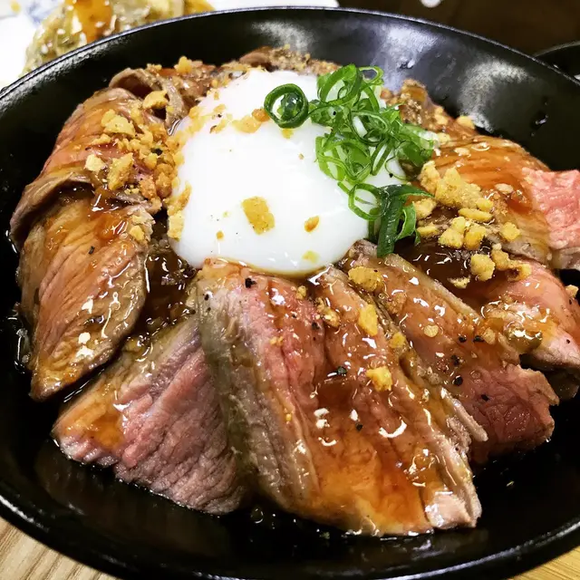 慢煮火炙牛腹肉丼