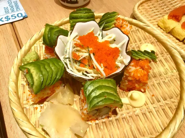 豐盛加州卷配蟹子沙律