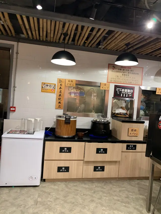 自助形式任添飯，麵豉湯及沙律