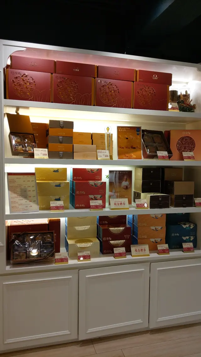 貨架好整齊擺放著各式各樣的產品