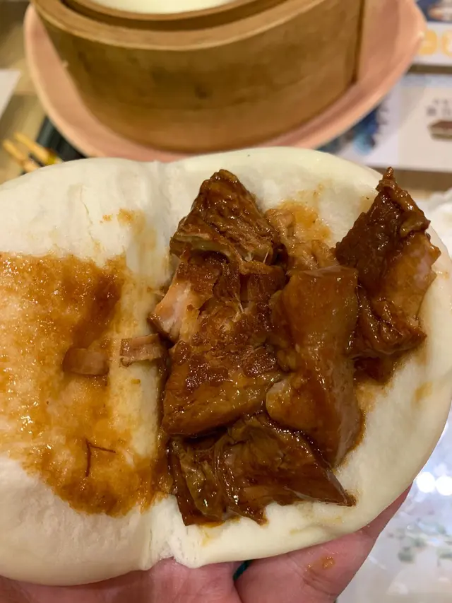 肉加膜試吓，外皮個包好鬆軟又有彈牙嘅口感，內諗外軟，豬腩肉好多肉汁，吃下沒帶肥膩