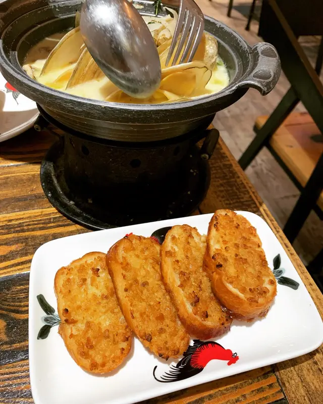 馬拉蜆熱鍋(白酒牛油汁)配蒜蓉包