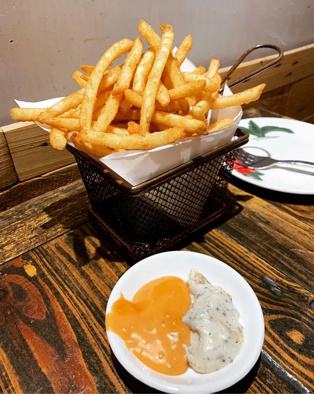 炸薯條配黑松露醬、辣味千島醬