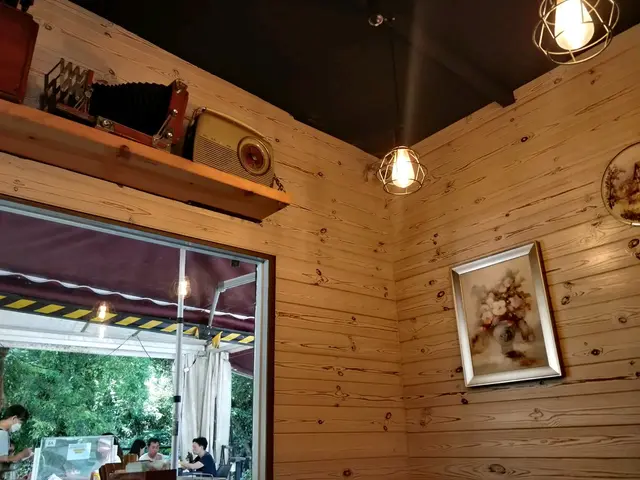 以原木作裝潢，確有外國味道