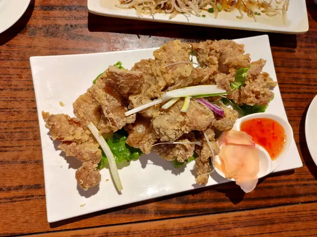 豬腩肉炸得好酥軟，唔肥膩。個人覺得酥比脆更啱口味。可惜蝦醬味唔夠，豬皮太硬。