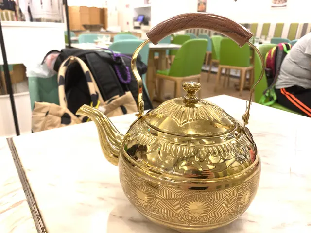金色茶壺