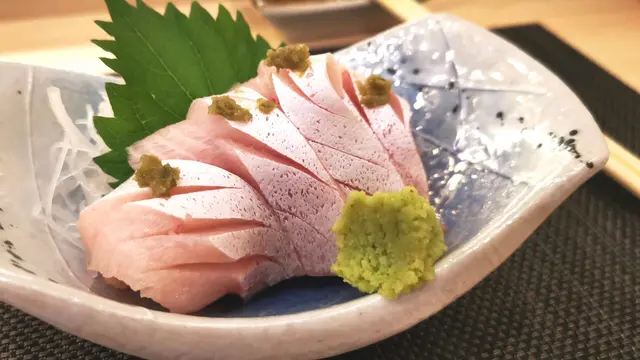 食完七色飯好滿意 , 仲想食多少少....之後我就直接問師傅有乜刺身推介 , 師傅問我有冇特別乜遍愛....我話鍾意肥美既魚生 , 師傅之後就發板做左客油甘魚腩俾我 , 一食之後真係不得了 , 非常肥美甘香令人一試難忘!😋