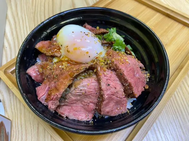 慢煮火炙牛腹扒丼