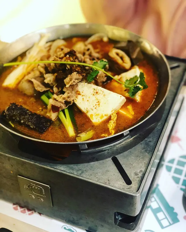這個鍋身系列的菜肉比例不錯，尤其是吸了濃郁湯底的娃娃菜，特別美味！唯臭豆腐略微偏淡，存在感不高。