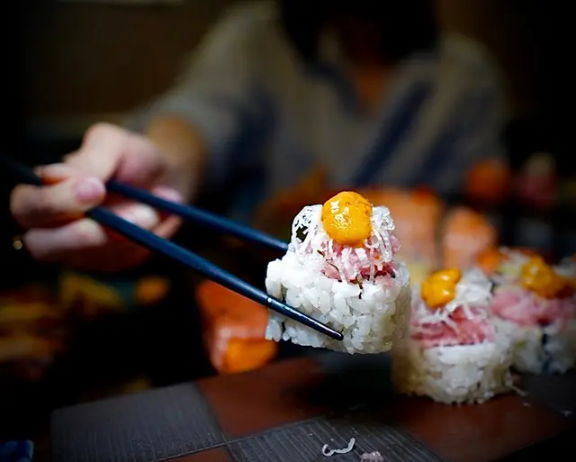 碎蔥吞拿魚腩海膽卷